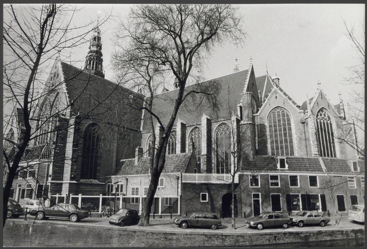 1979 — Oudezijds Voorburgwal 74 (partial) – 76, from right to left, with Oudekerksplein 15 behind, Oude Kerk (Old Church) after restoration.