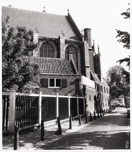 1989 — Oudekerksplein 1–17. Oude Kerk (Old Church): Exterior: Binnenlandvaarderskapel with sacristy.