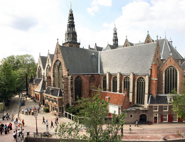 2009 — The Oude Kerk (Old Church) on the Oudekerksplein, seen from an upstairs apartment on the Oudezijds Voorburgwal.