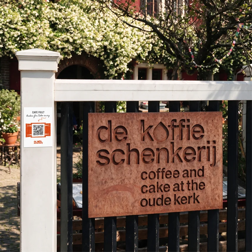 The carved wooden gate sign: coffee and cake at the Oude Kerk