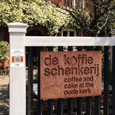 The carved wooden gate sign: coffee and cake at the Oude Kerk